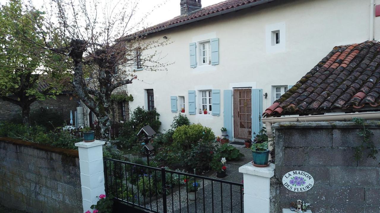 La Maison Des Fleurs Bed & Breakfast Montemboeuf Exterior photo